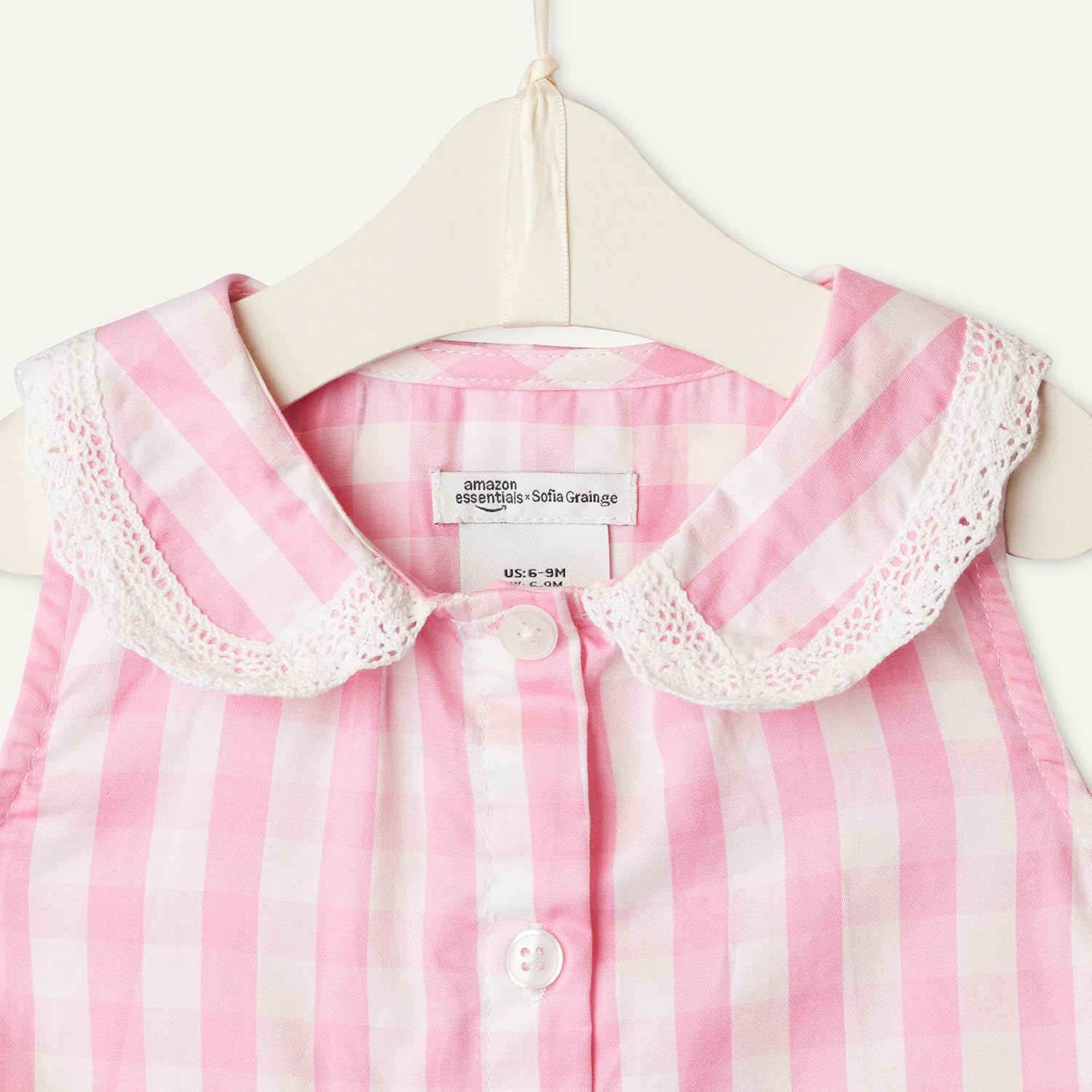 Detalle 2 de Amazon Essentials x Sofia Grainge Mädchen Spielset aus Baumwollsatin – Oberteil mit Peter-Pan-Kragen und Hose