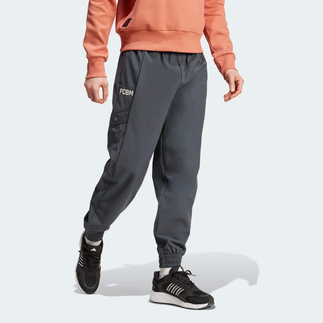 Detalle de Pantalón FC Bayern Seasonal Cargo de Adidas – Gris