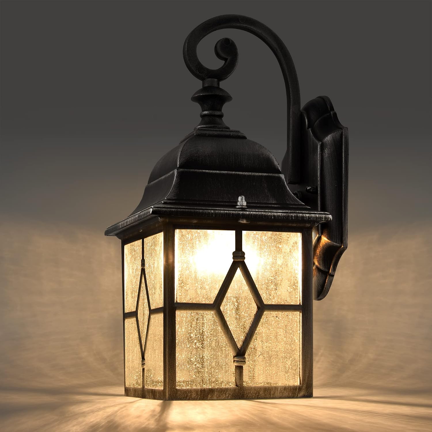 Detalle de LUTEC Vintage Wall Light IP23: Classic Aluminium Lantern for Indoor and Outdoor Use