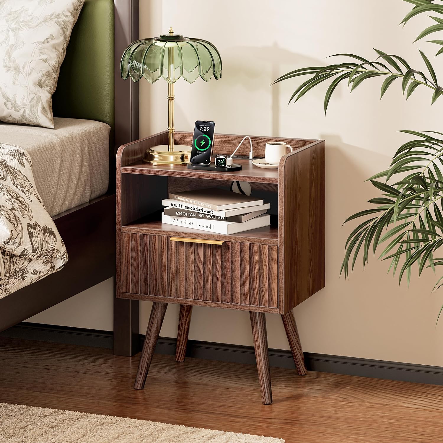Detalle de Huuger Set of 2 Nightstands with Charging Station, USB-C, Walnut Fluted Drawer