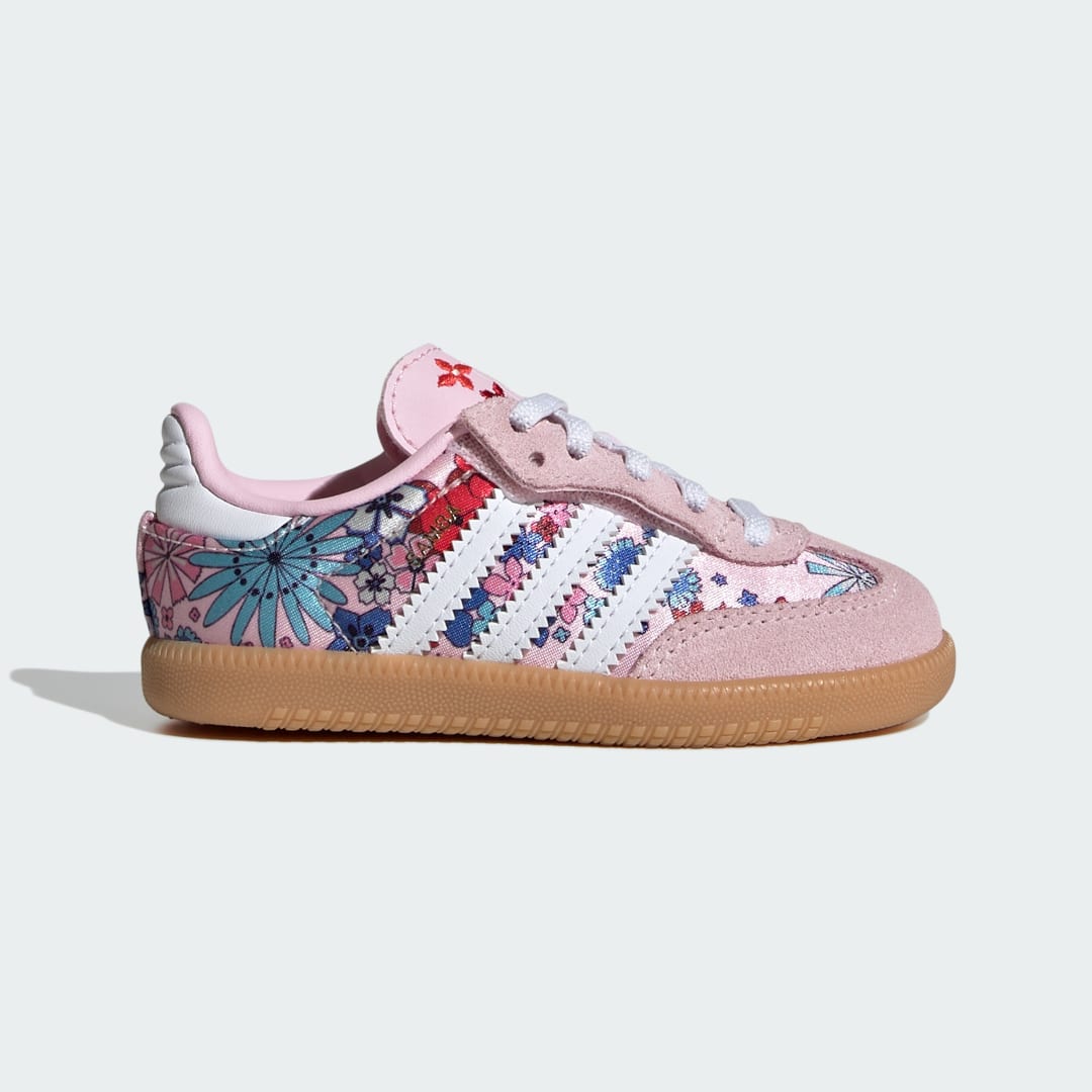Detalle de Zapatilla Adidas Samba OG Liberty London: cierre cómodo y cordones elásticos en rosa