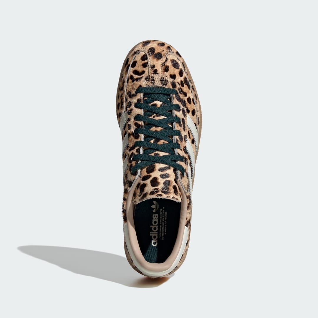 Detalle 2 de Zapatilla Handball Spezial con estampado de leopardo en beige – Adidas