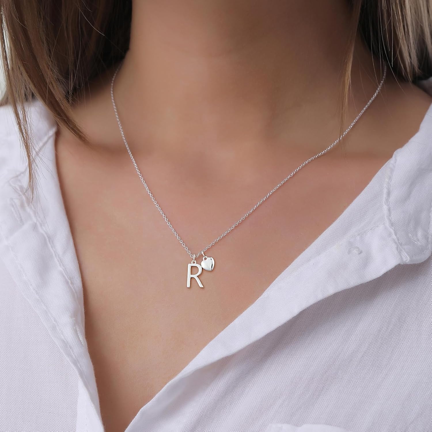 Detalle 2 de Sterling Silver Heart Initial Necklace