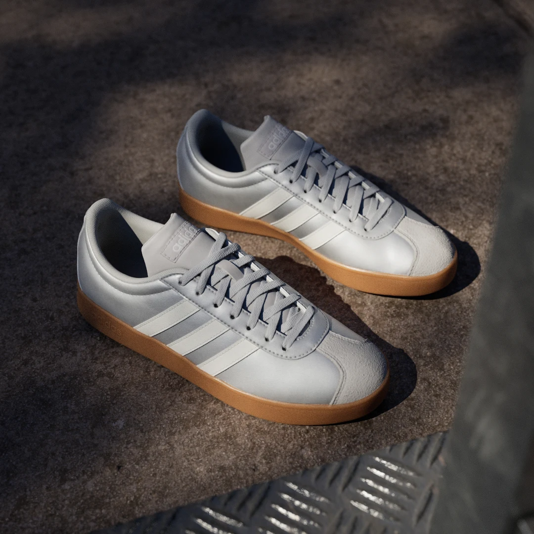 Detalle 2 de Adidas VL Court Base: zapatilla versátil en color plateado para uso diario