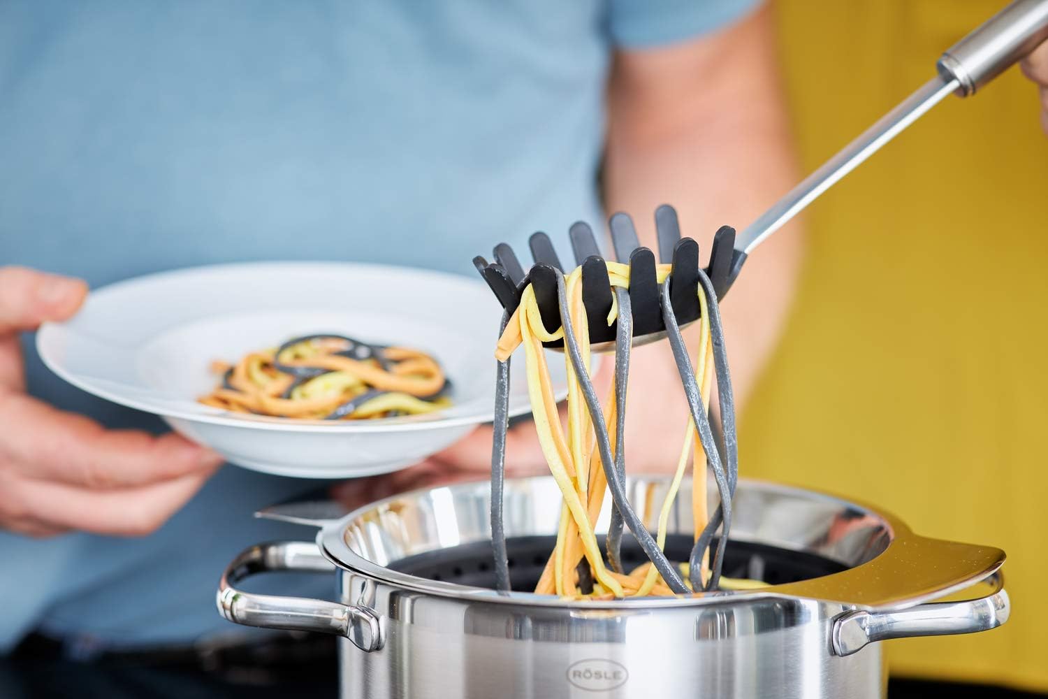 Detalle 2 de Rösle Spaghettiheber Silicón para Espaguetis, Acero 18/10 🍝