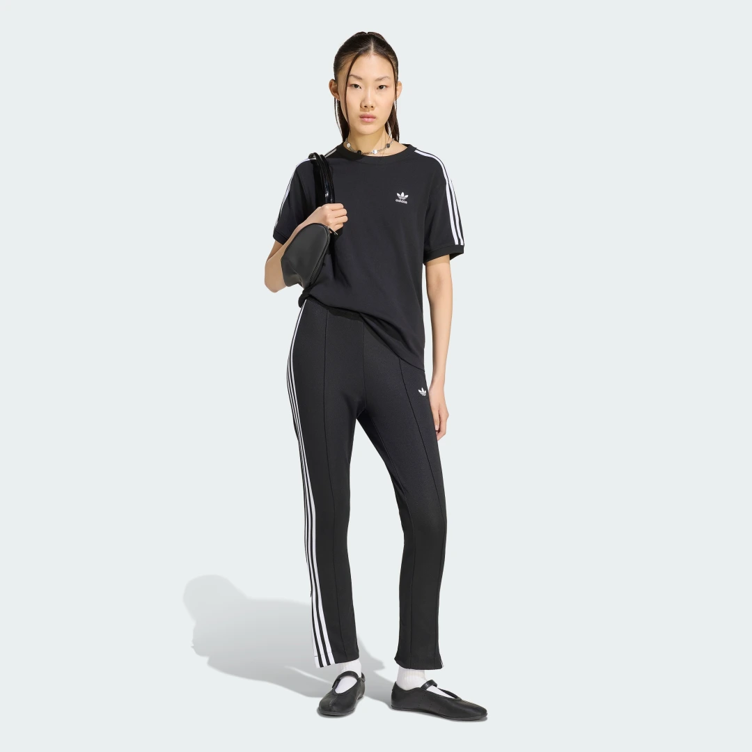 Detalle de Camiseta 3 bandas de Adidas (negro) – estilo icónico y comodidad para el día a día