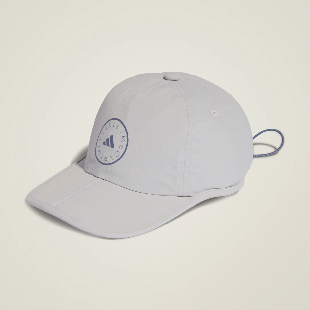 Detalle de Gorra adidas by Stella McCartney Run (gris) – estilo sostenible para tus entrenamientos