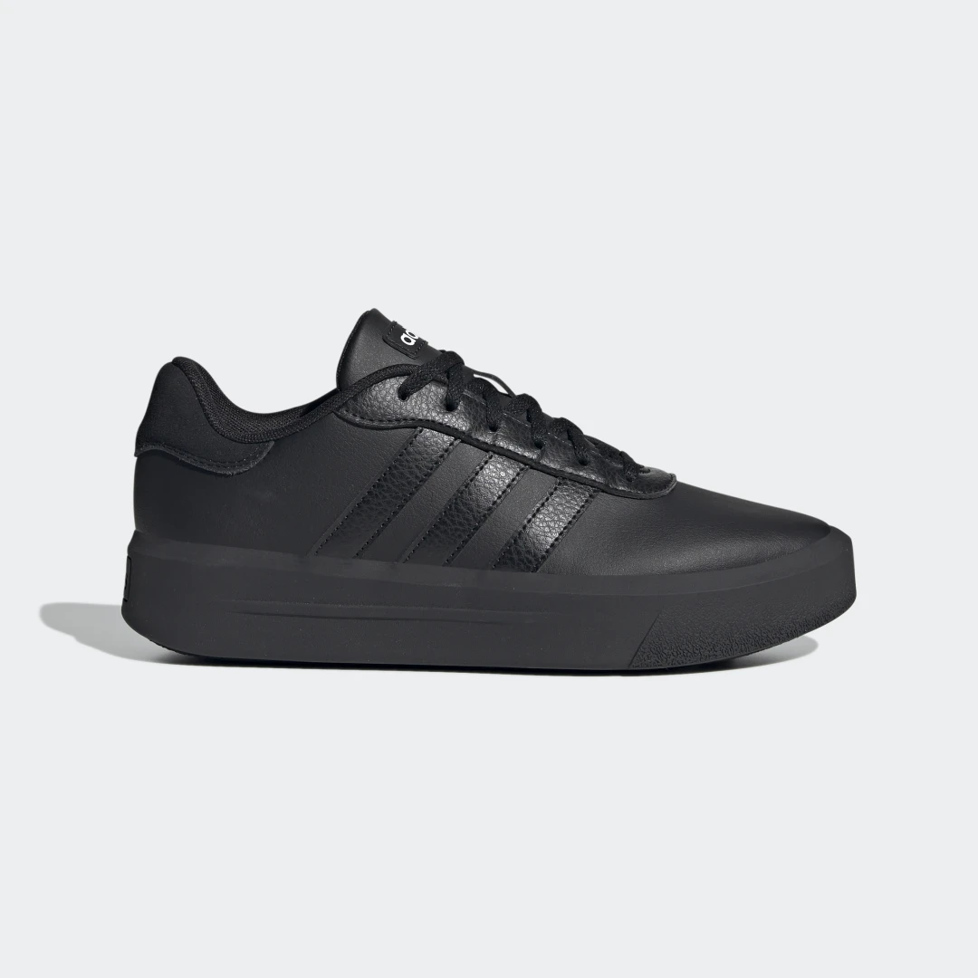 Detalle de Zapatilla Court Platform de Adidas: equilibrio entre estilo y comodidad en negro
