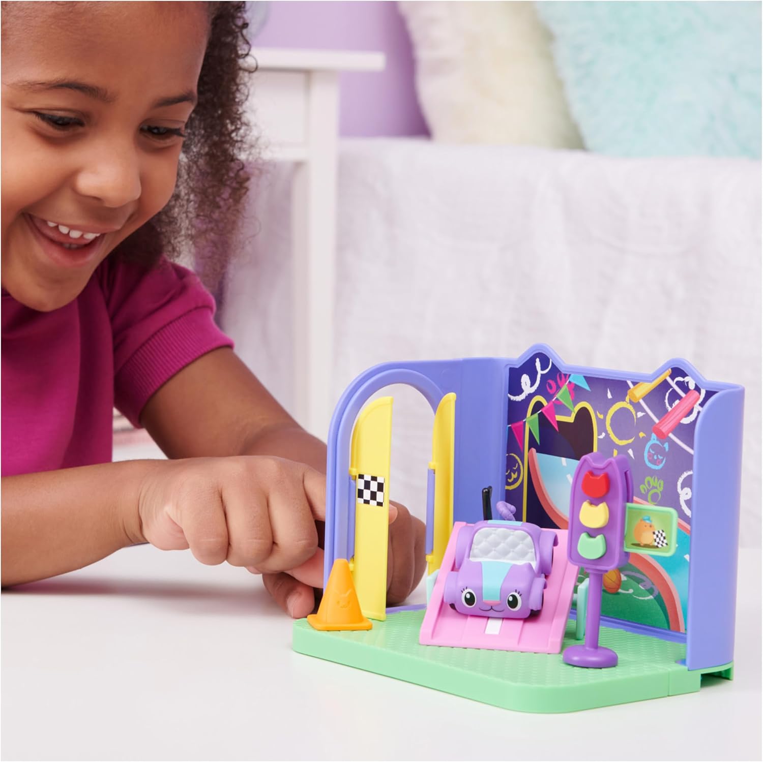 Detalle de Gabby et la Maison Magique – Pièce La Salle De Jeu Chabriolette (1 figurine + accessoires) – Jouet Gabby Dollhouse