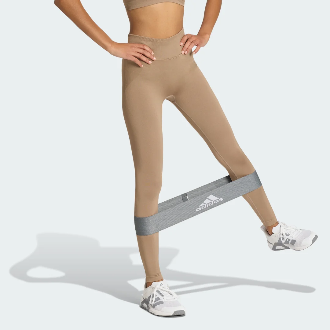 Detalle de Adidas Mallas Workout Essentials Knit Scrunch 7/8 en Marrón