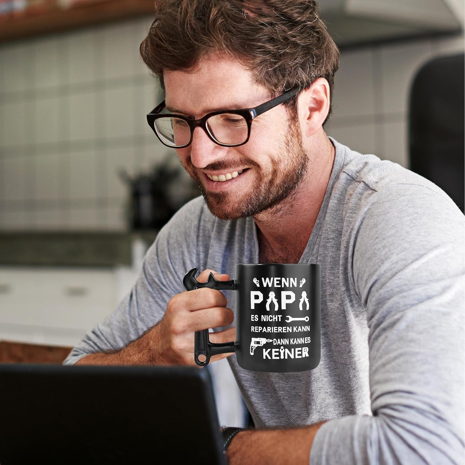 Detalle 2 de Johiux Papa Geschenk: Kaffeebecher mit Schraubenschlüssel-Griff, 400 ml