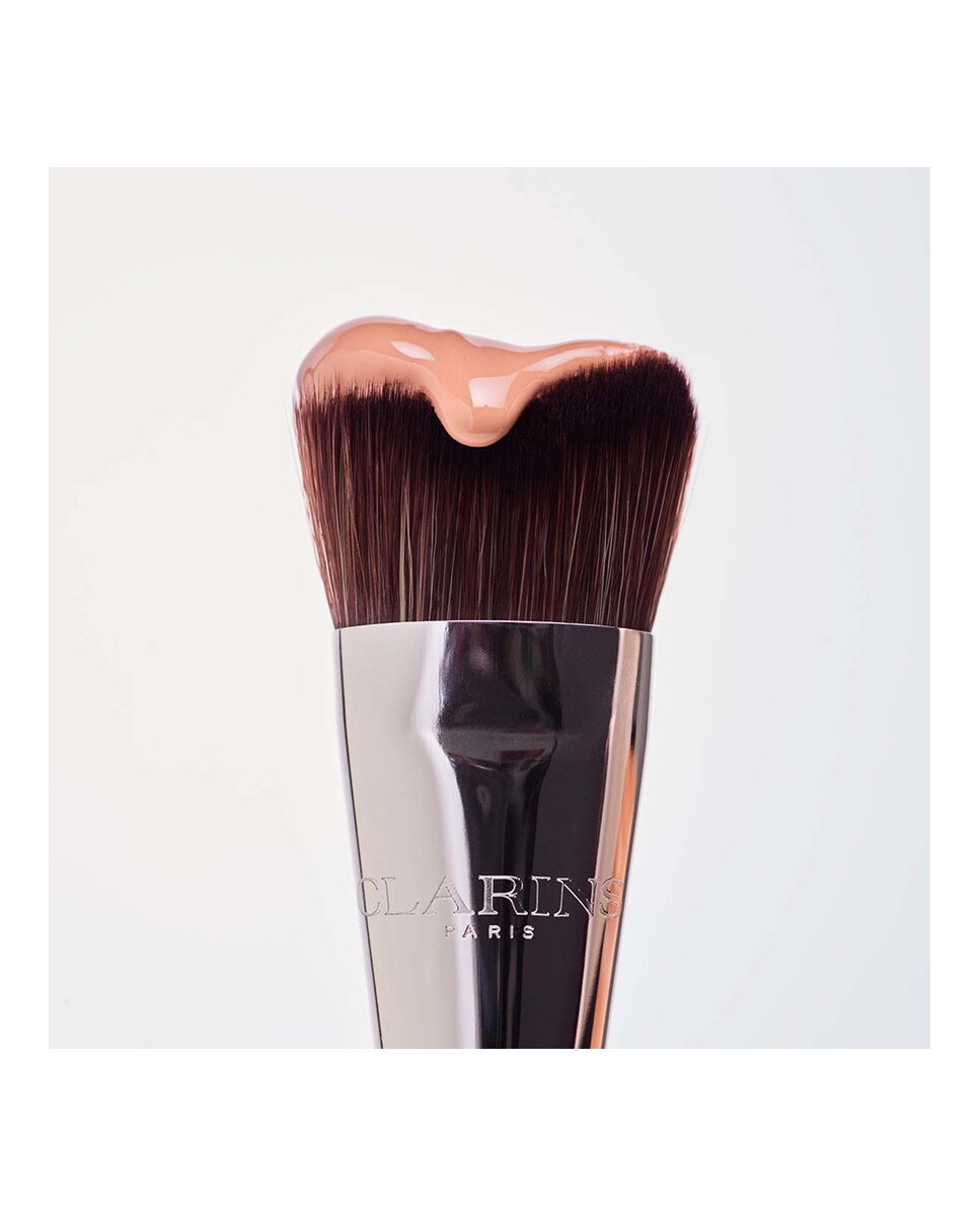 Thumbnail 1 de Clarins Brocha Base Double Sérum 🎨