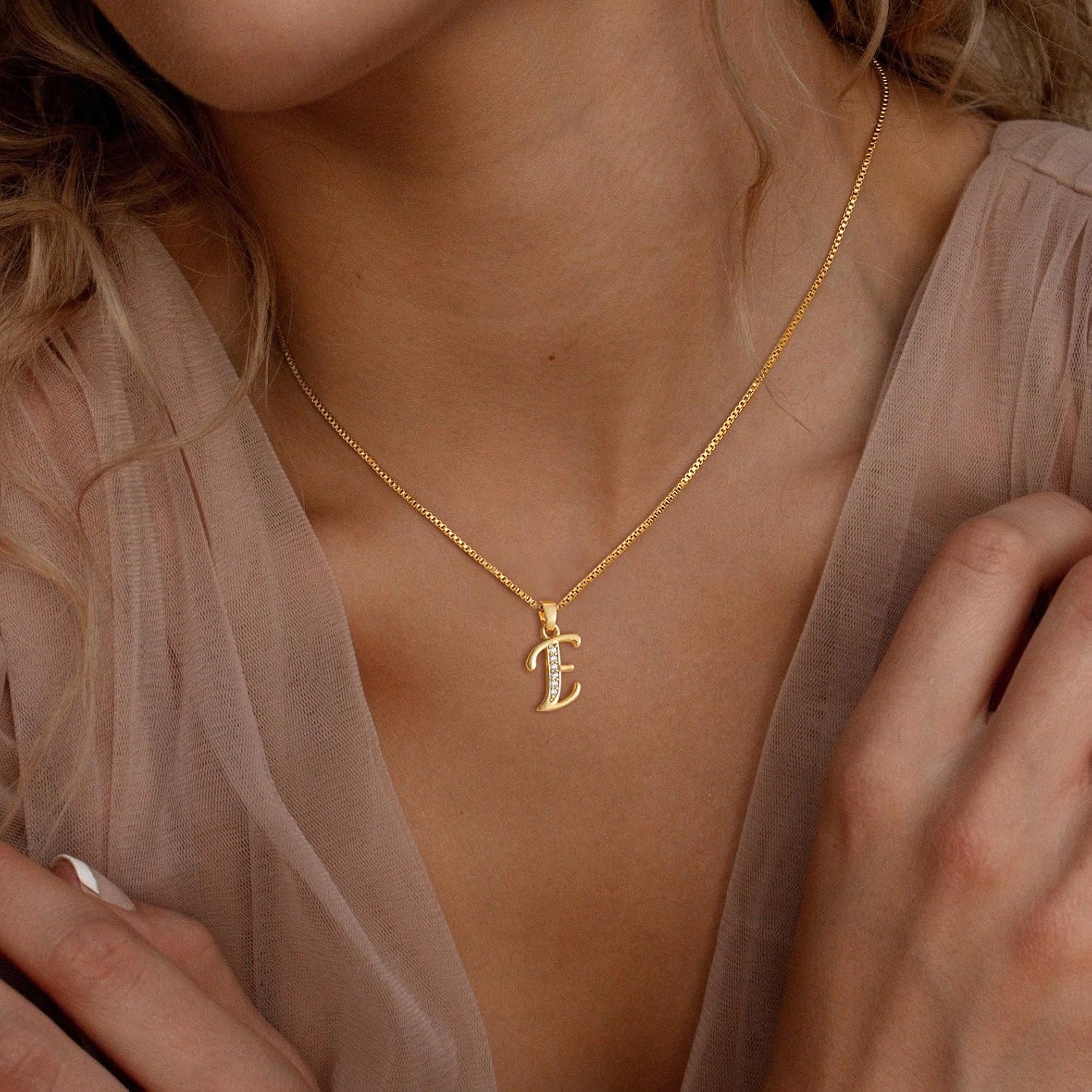 Detalle 2 de Fglqfam Initial Necklace