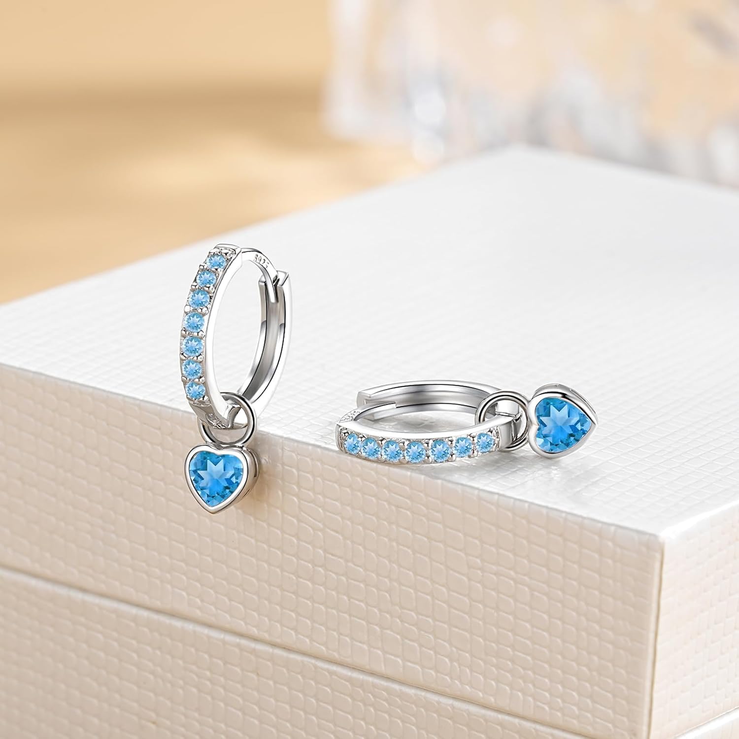 Detalle de Ohrringe Silber 925 mit Herz & Zirkonia – kleine, elegante Creolen für Damen, Mädchen und Herren