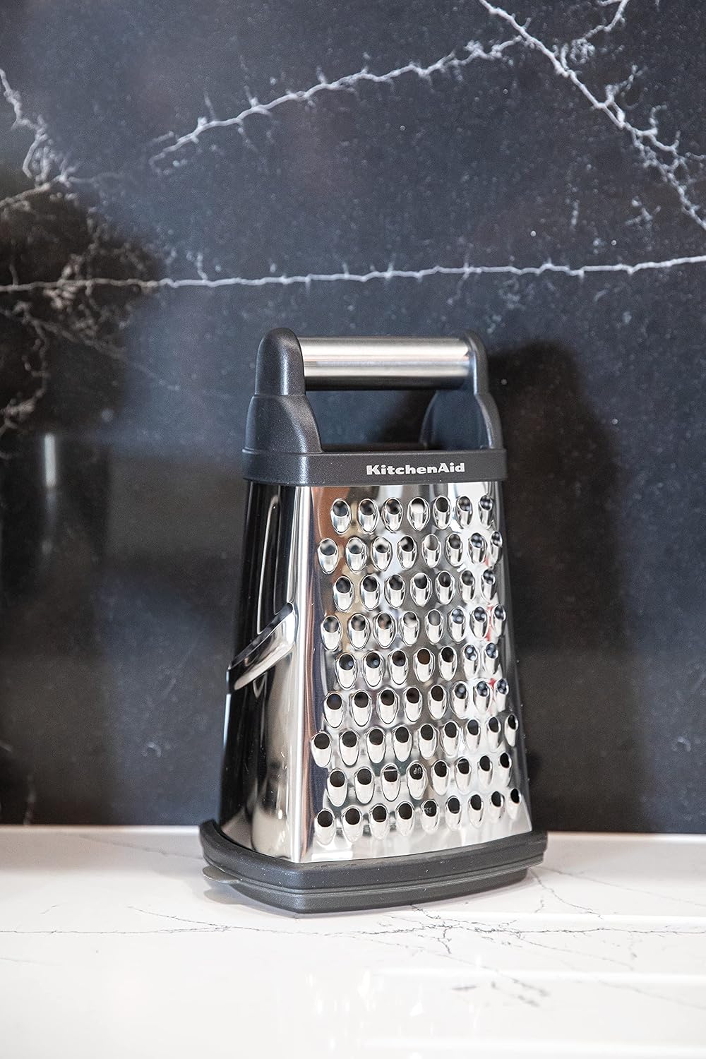 Thumbnail 3 de KitchenAid blokrasp voor kaas met vier raspvlakken en opvangbak