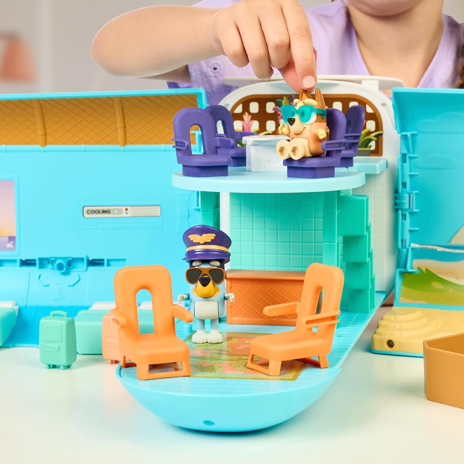 Thumbnail 5 de BLUEY - Avion 3 en 1: Hôtel, Bateau et Plage avec 10 Accessoires - BLY75000