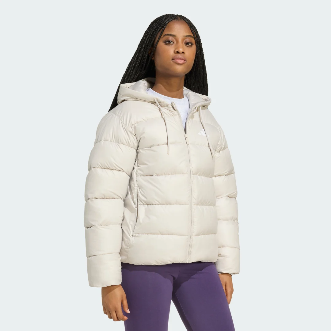 Detalle de Anorak abullonado de plumón sintético con capucha Essentials CLIMAWARM – Adidas