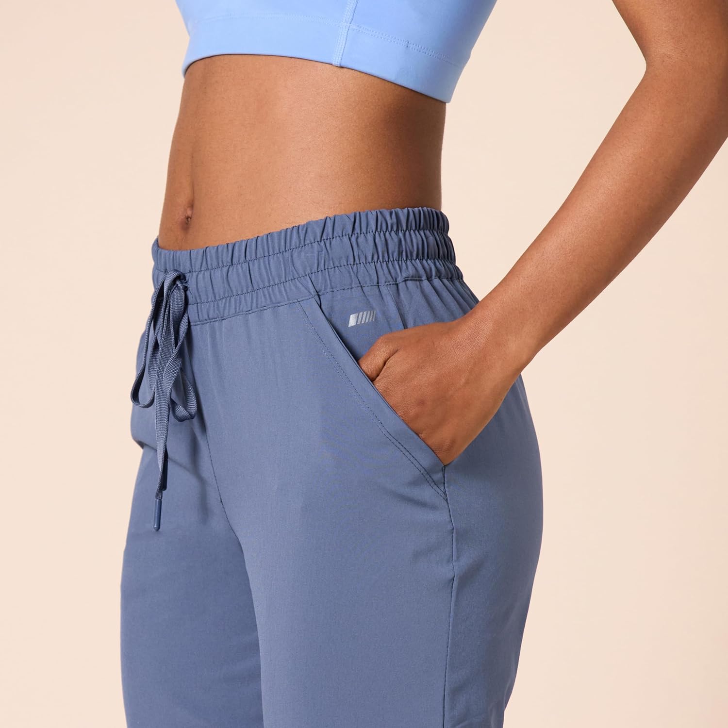 Detalle de Amazon Essentials Damen Funktions-Stretch-Crop-Jogginghose – Gewebt, 60 cm Beininnenlänge, Für Sport und Freizeit
