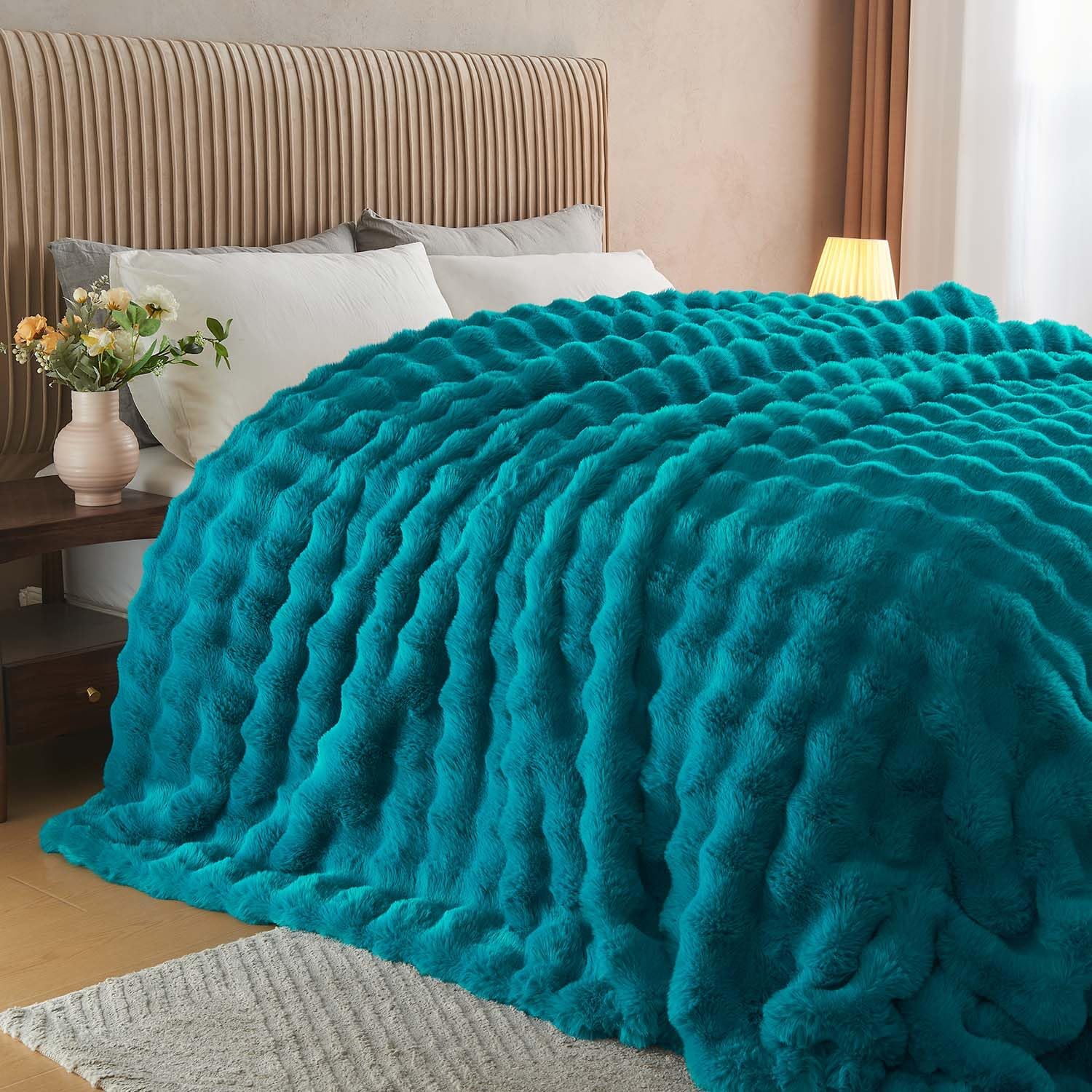 Detalle de Lotus Karen Teal Faux Fur Throw Blanket, 90 x 90 Inches, Bubble Texture