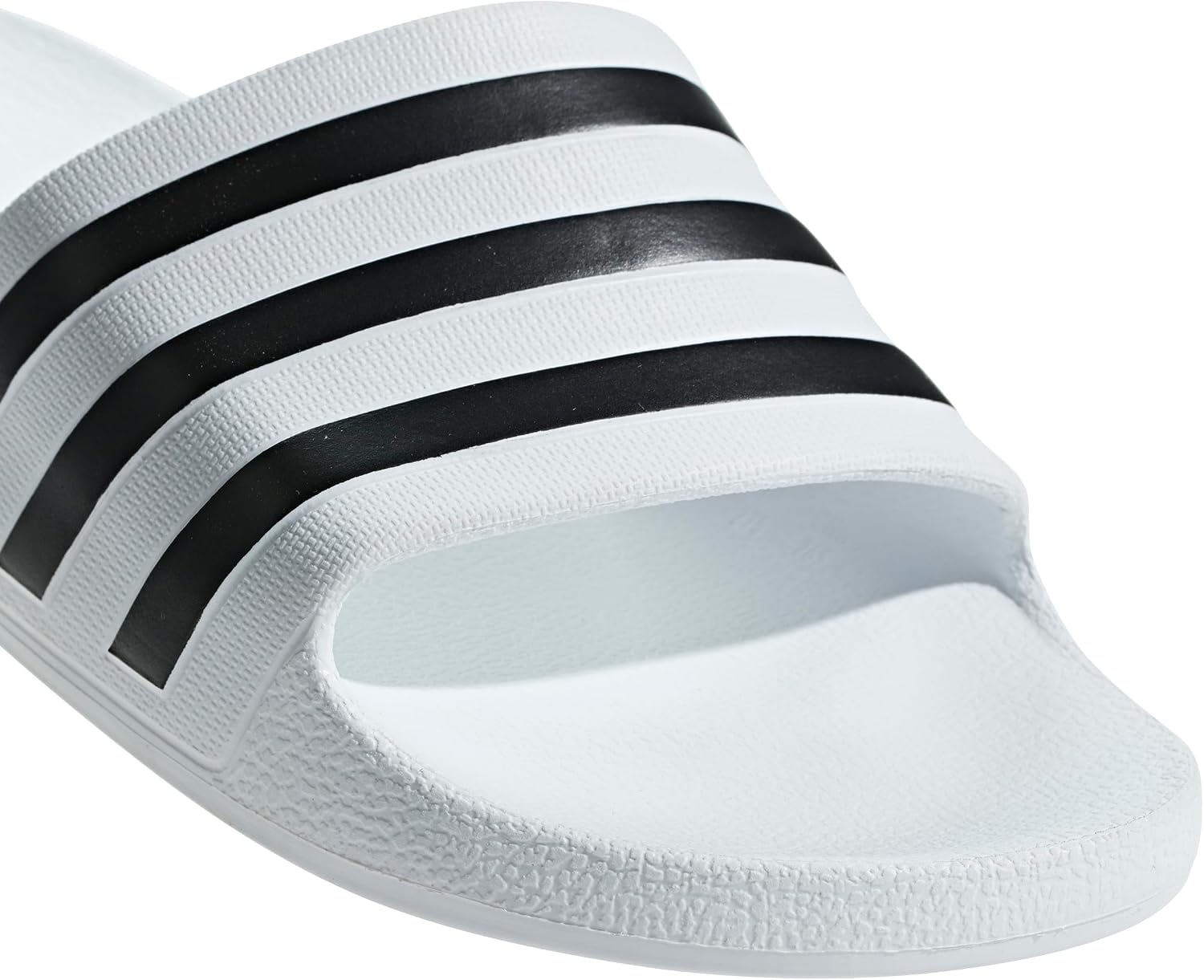 Detalle 2 de adidas Unisex Adilette Aqua Slides: Cloud White / Core Black / Cloud White, UK 5 / EU 38