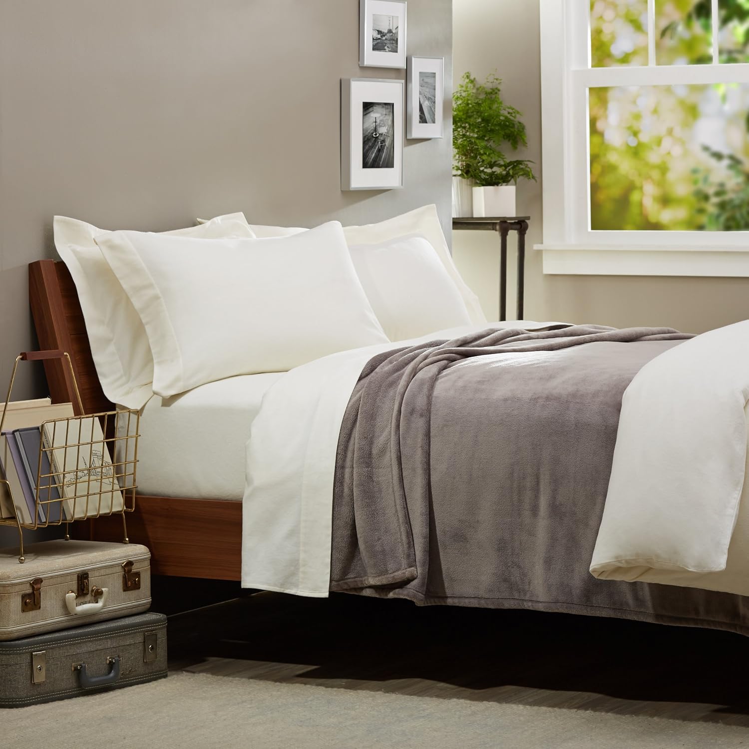 Detalle 2 de Amazon Basics Plaid velours pelucheux 168 x 229 cm, gris — chaleur douce et entretien facile