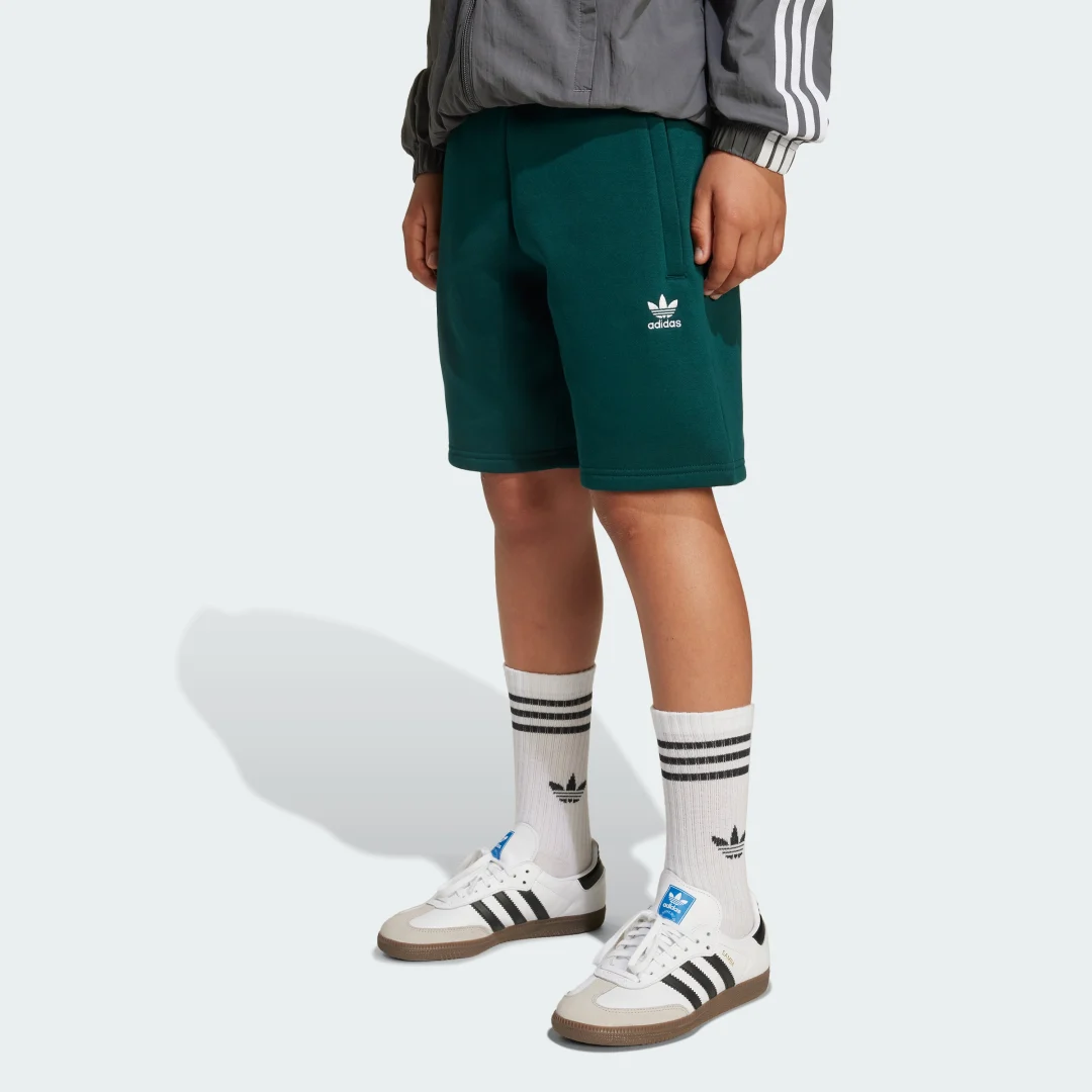 Detalle de Pantalón corto Adidas verde: comodidad práctica para entrenos y ocio