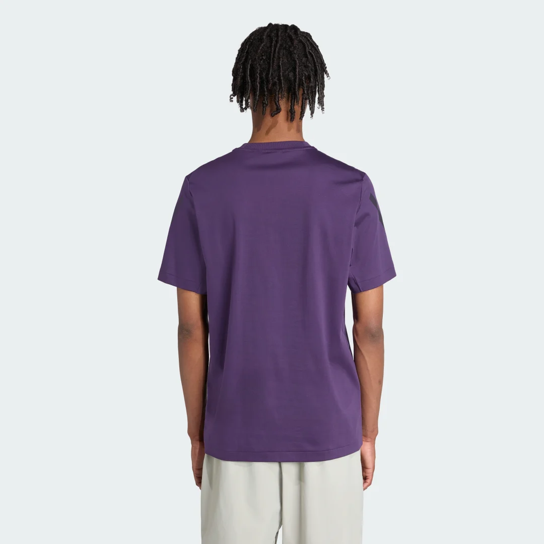 Detalle de Camiseta adidas Z.N.E. en color violeta