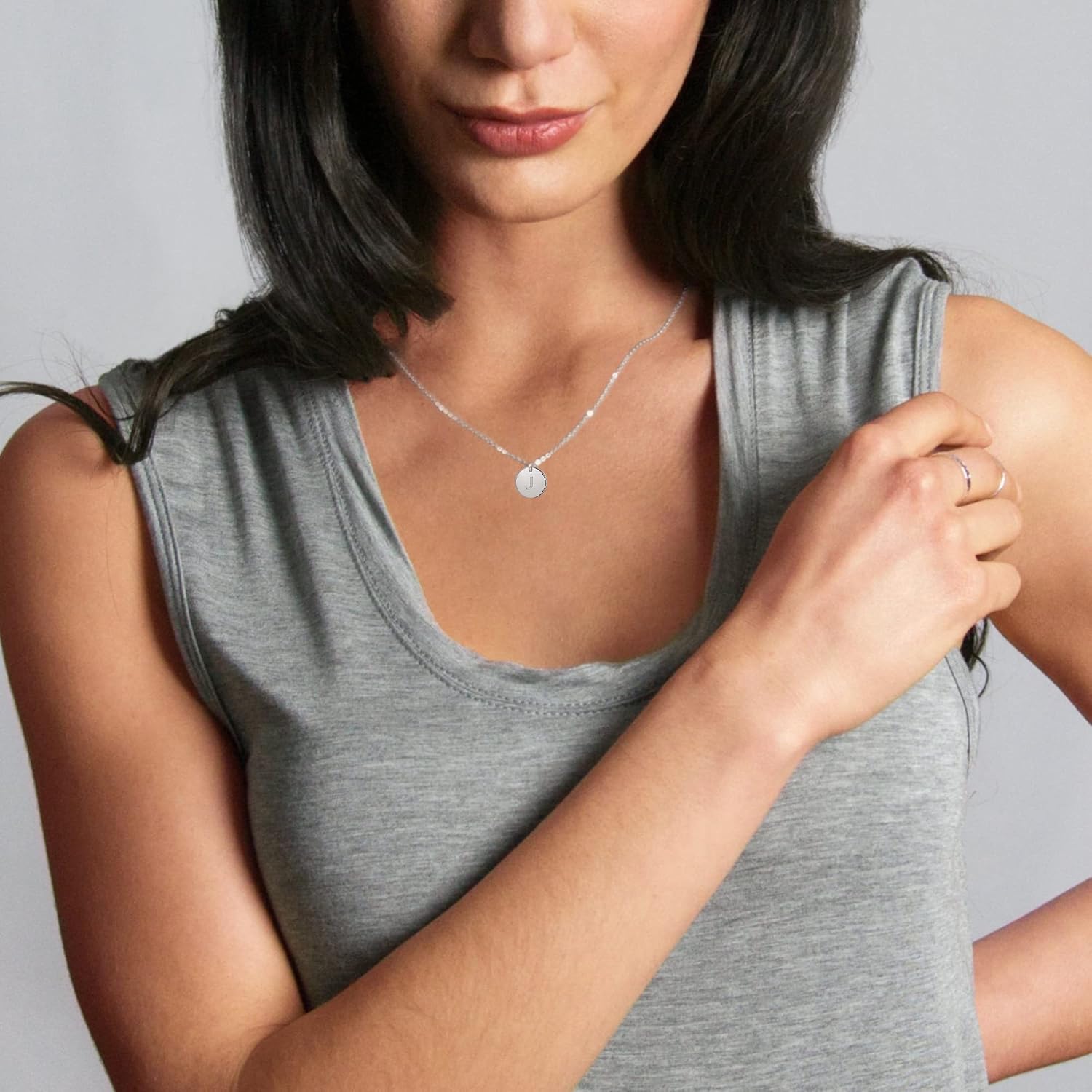 Detalle 2 de TINGN Chaîne avec lettres pour femme – Or 14 carats, double face gravée, maillage gravé, collier initial en couches