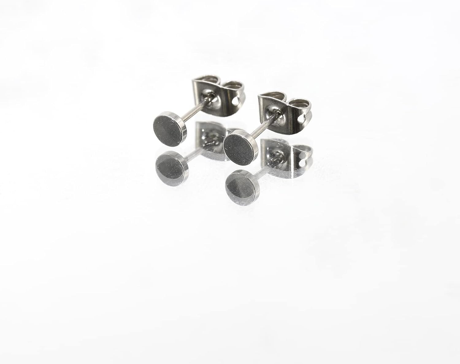 Detalle de G23 Titanium Flat Dot Stud Earrings – Hypoallergenic Minimalist Discs in Silver, Gold, Rose Gold, or Black