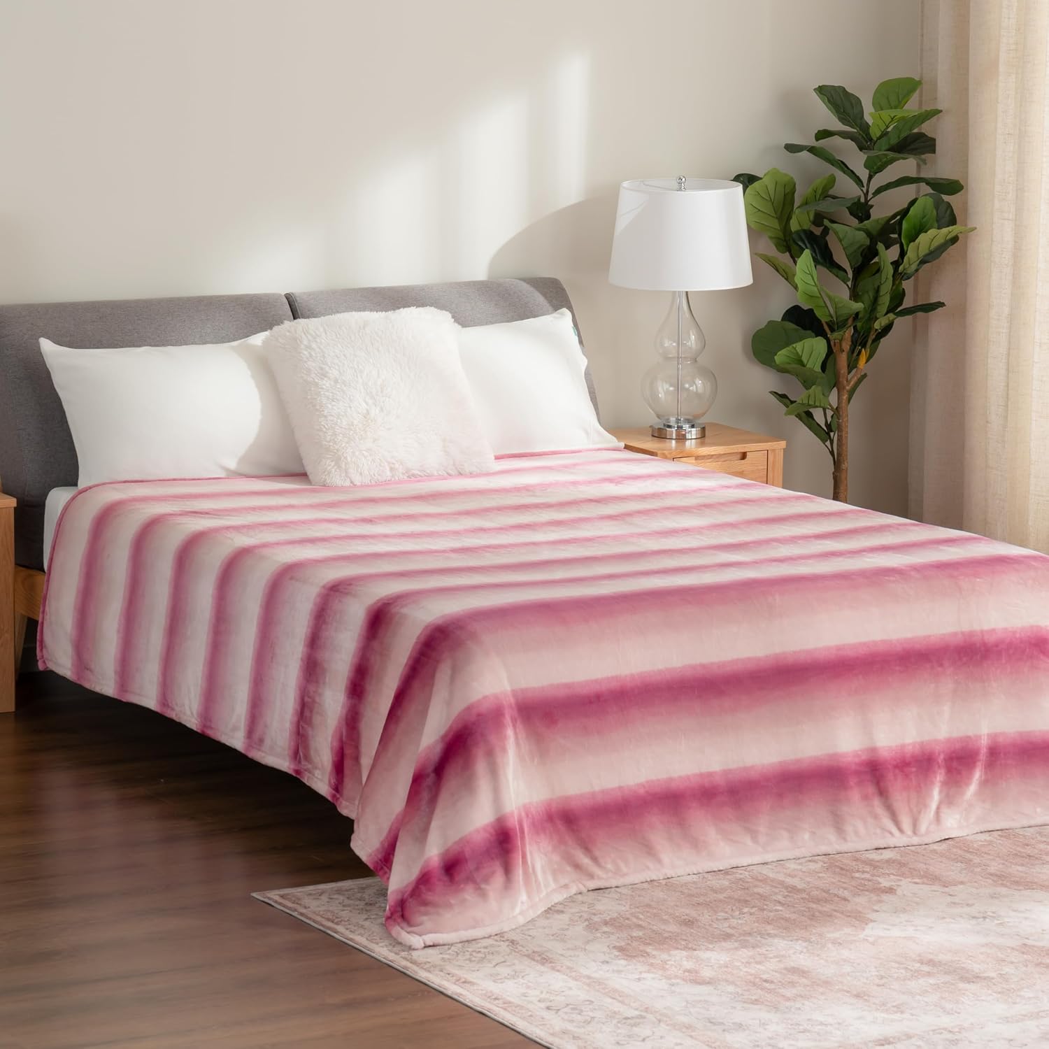 Detalle 2 de Berkshire Blanket Classic Heavyweight Plush Blanket 90in × 90in
