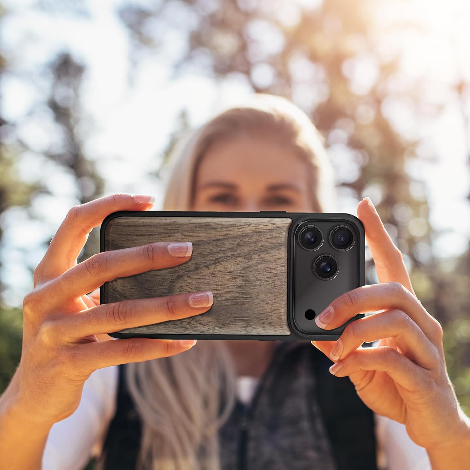 Detalle 2 de Carveit Magnetic Wooden Case for iPhone 17 Pro Max (Walnut) — Laser-Engraved Wood + Soft TPU Shockproof Cover