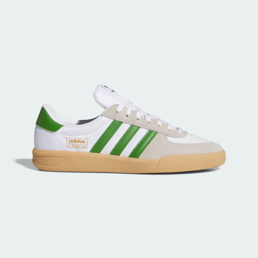 Detalle de Zapatilla GLENBURN de Adidas: comodidad moderna en color blanco