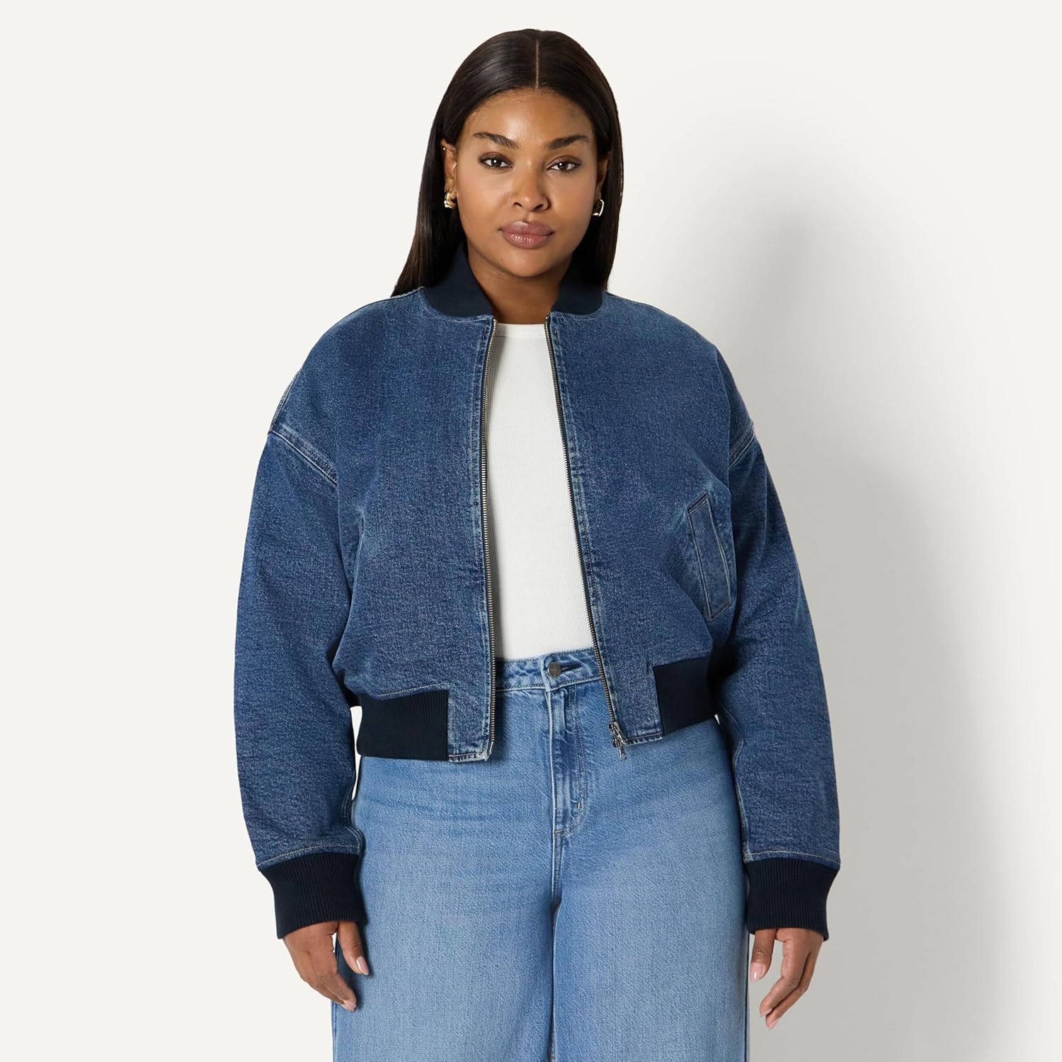 Thumbnail 5 de Amazon Essentials Women’s Relaxed-Fit Denim Bomber Jacket