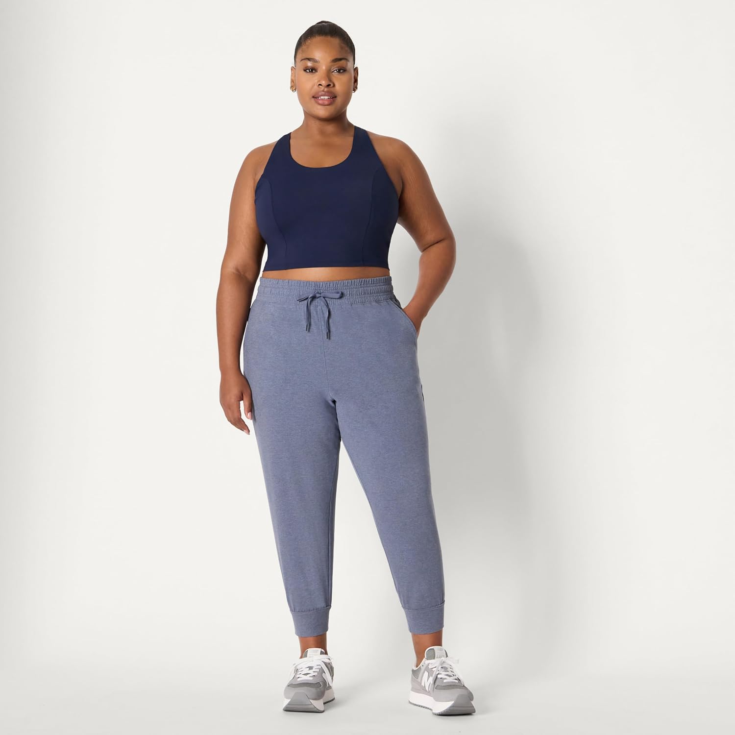 Detalle de Amazon Essentials Women’s Athletic Soft Performance Cropped Capri Workout Jogger (Relaxed Fit)