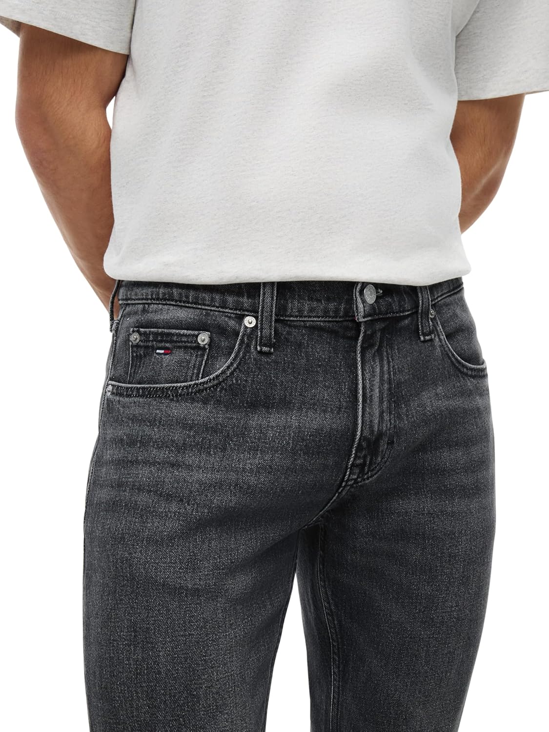 Detalle de Tommy Jeans Scanton Slim: A practical, authentic choice for everyday wear