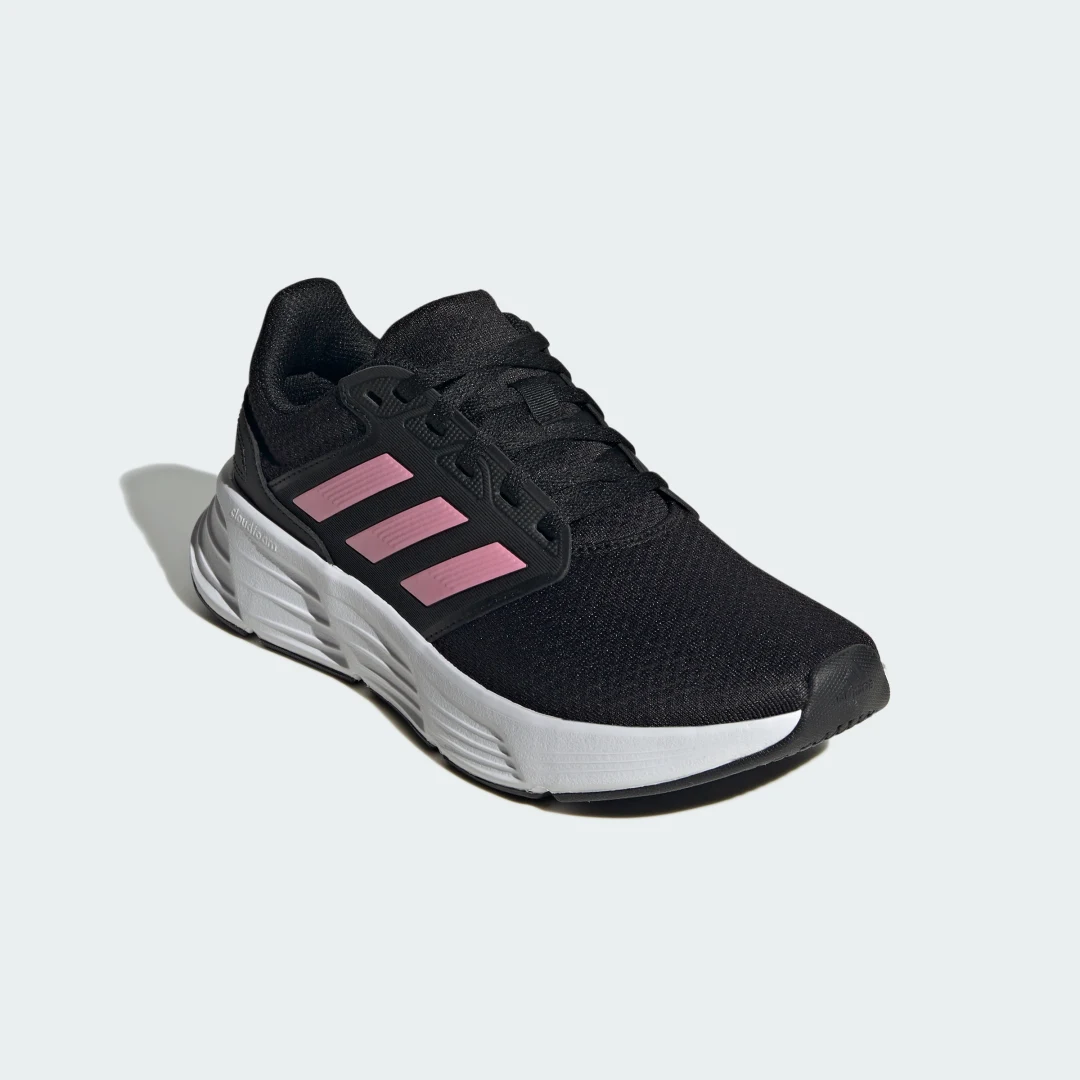 Detalle 2 de Zapatilla Galaxy 6 de Adidas: comodidad y estilo en color negro para el día a día