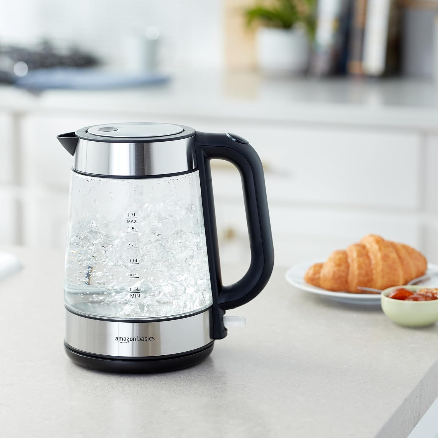 Detalle 2 de Amazon Basics Elektrischer Wasserkocher aus Glas, 1,7 l, 2200 W – zuverlässig und flexibel