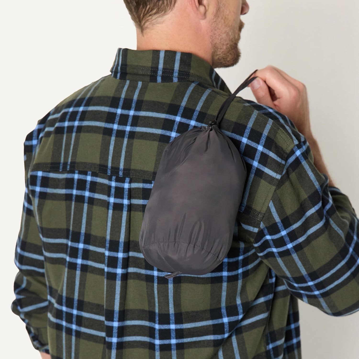 Thumbnail 3 de Amazon Essentials Herren leichte, wasserabweisende Relaxed-Fit-Steppweste mit Kapuze