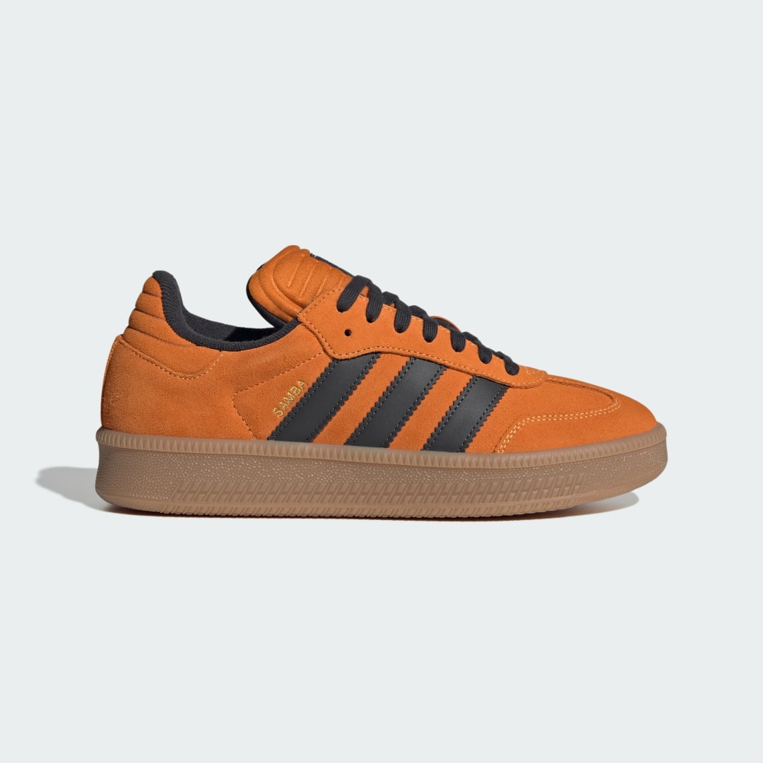 Detalle de Adidas Samba XLG en naranja: zapatilla icónica para uso urbano con toque moderno