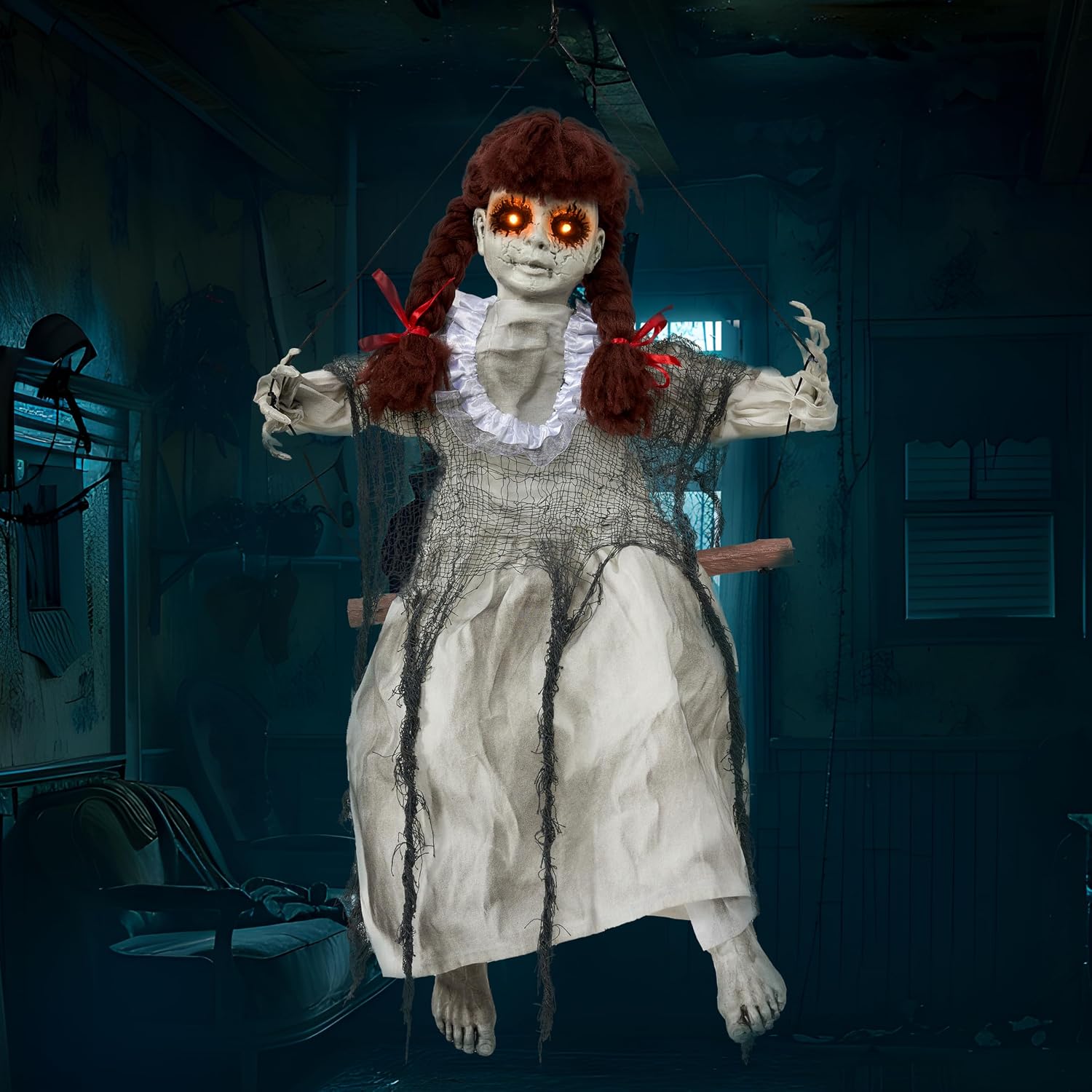 Detalle 2 de JOYIN Hanging Animated Halloween Girl Doll with Sound and Light-Up Eyes