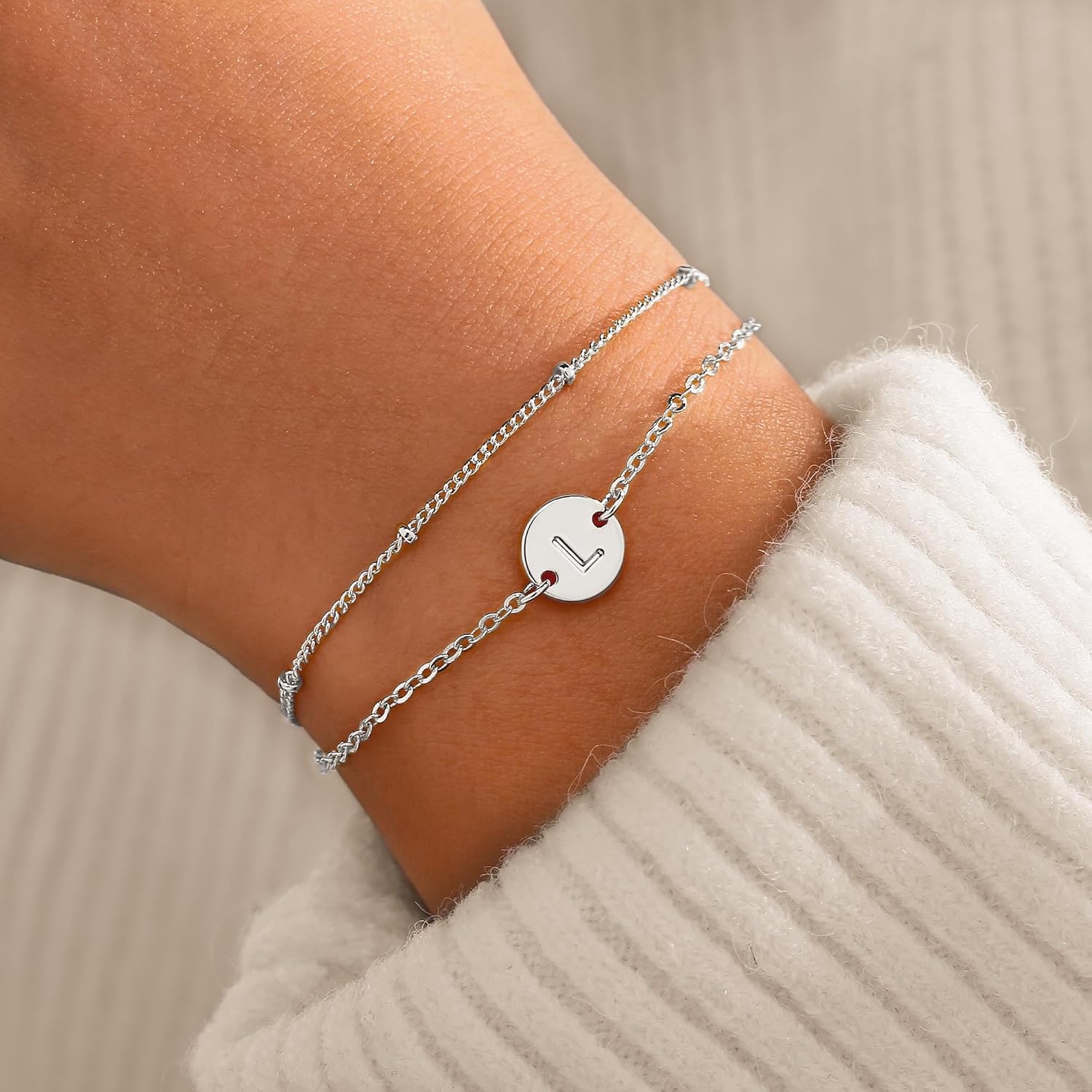Detalle de TINGN Buchstaben-Armband Damen in Silber/Gold mit Monogramm-Scheiben, 18K Weißgold gefüllt – mit Verlängerungskette
