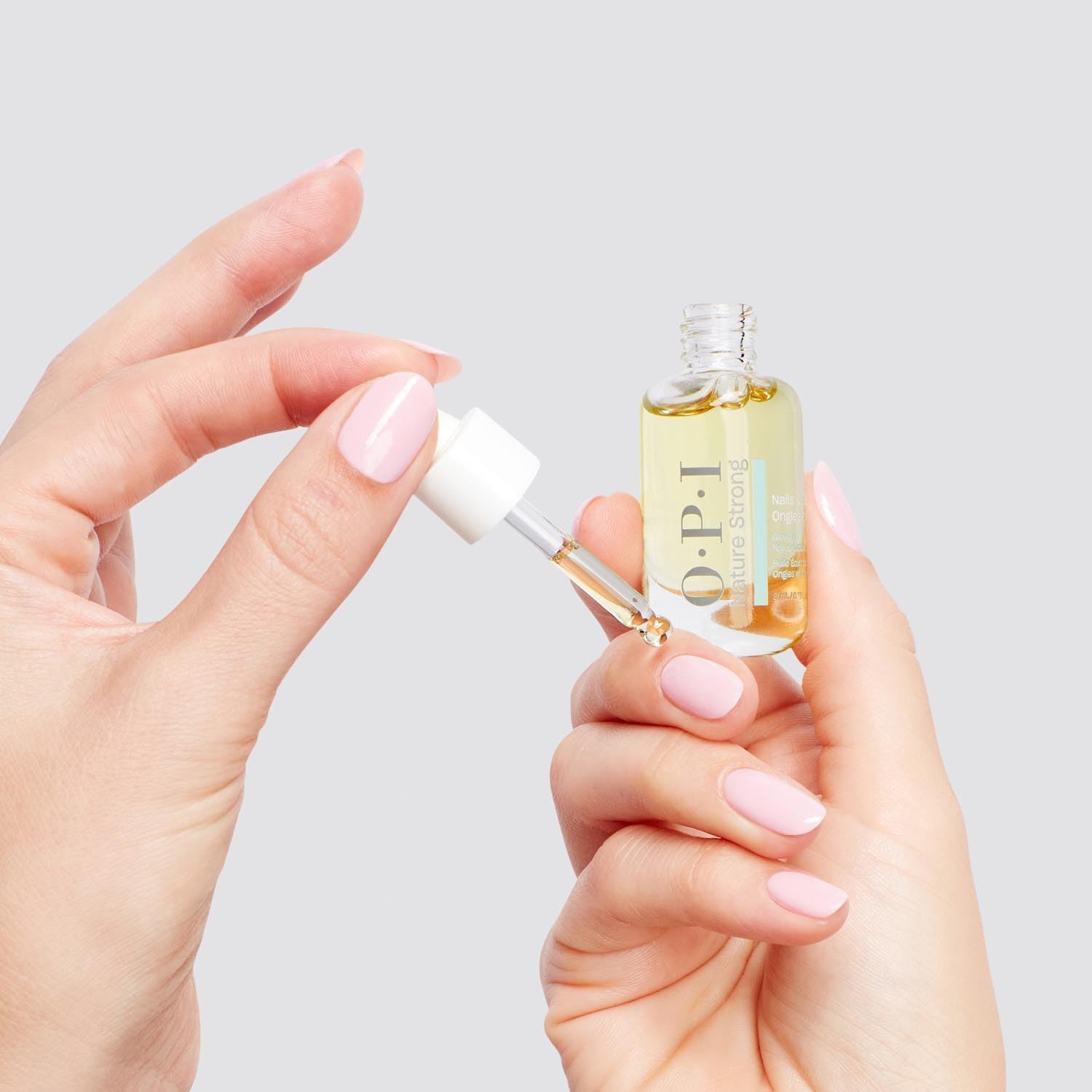 Thumbnail 1 de OPI Nature Strong Glow Up Olio per unghie e cuticole con vitamina E (formati 8 ml, 15 ml e 30 ml)