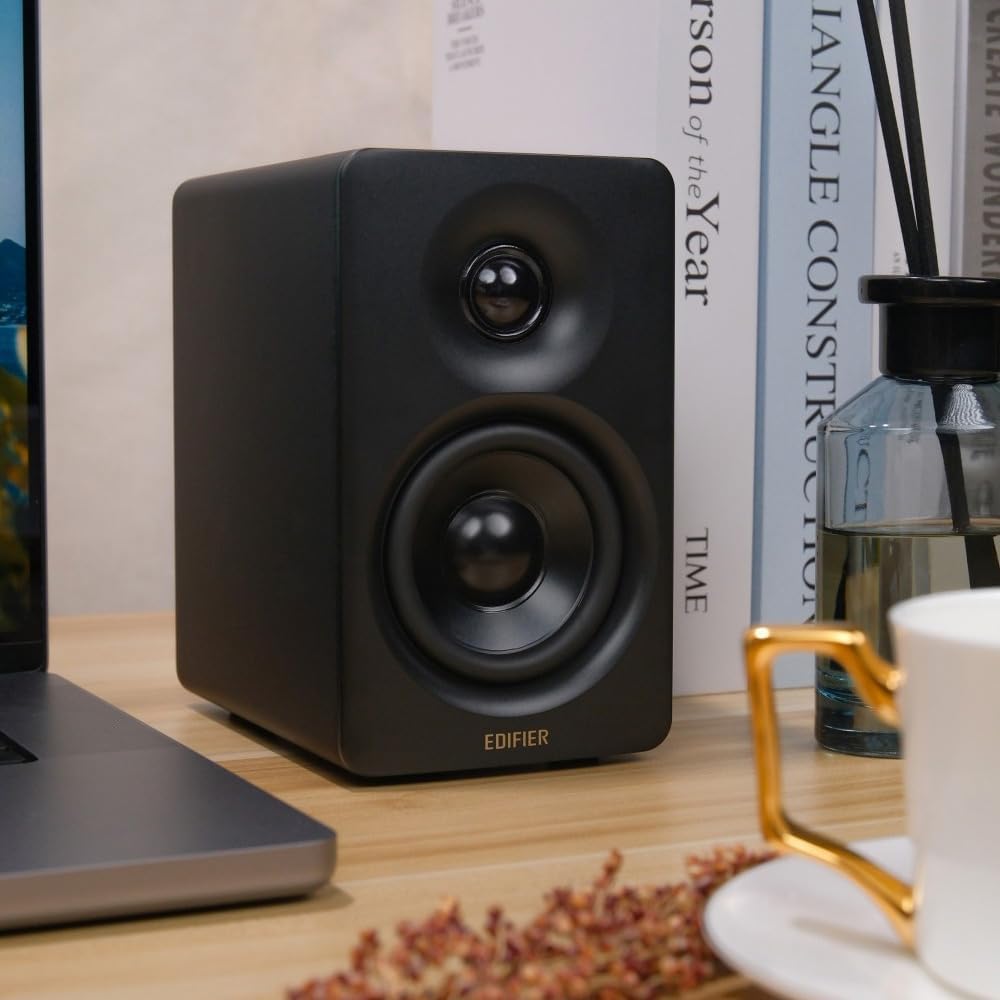 Detalle de Edifier M60 Compact Desktop Speakers 2.0 (Bluetooth 5.3, LDAC, 66W RMS) with USB‑C and AUX inputs – Black