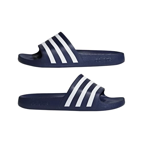 Detalle 2 de Adilette Aqua Slides para adulto de Adidas – Dark Blue/Cloud White, 44.5 EU