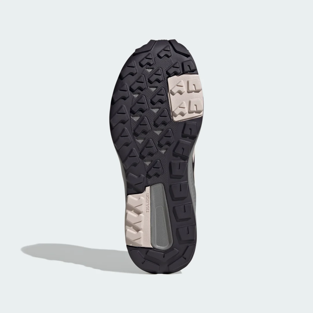 Detalle de Zapatilla Terrex Anylander Hiking de Adidas: resistencia y confort para tus rutas, en violeta
