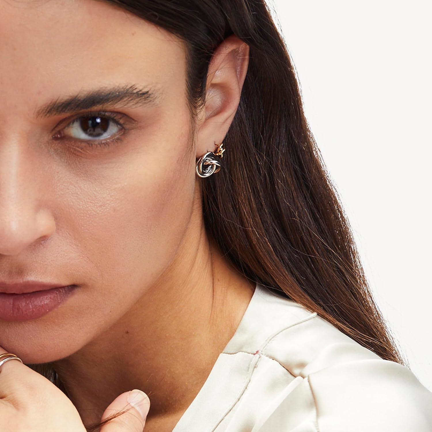 Detalle de LIEBESKIND BERLIN Damen Ohrringe – Knoten Ohrstecker aus Edelstahl