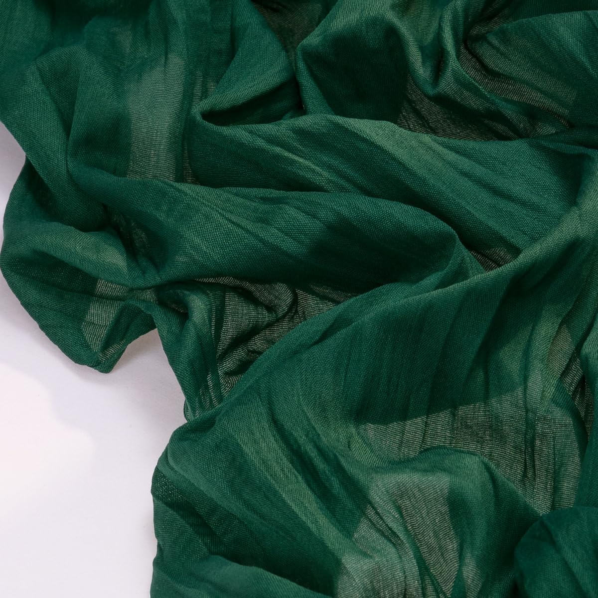 Detalle 2 de Socomi Emerald Green Cheesecloth Table Runner 120in 🏷