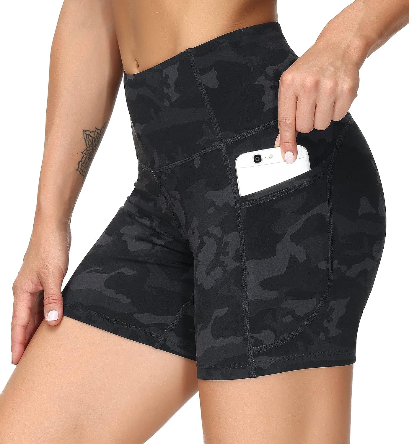 Detalle de THE GYM PEOPLE High Waist Gym Shorts with 2 Deep Pockets and 4-Way Stretch