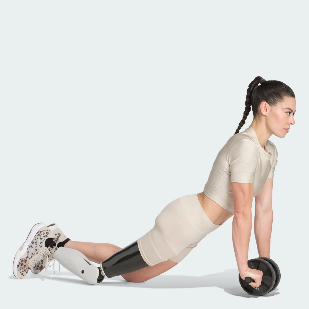 Detalle de Camiseta brillante de entrenamiento Essentials de Adidas – Beige