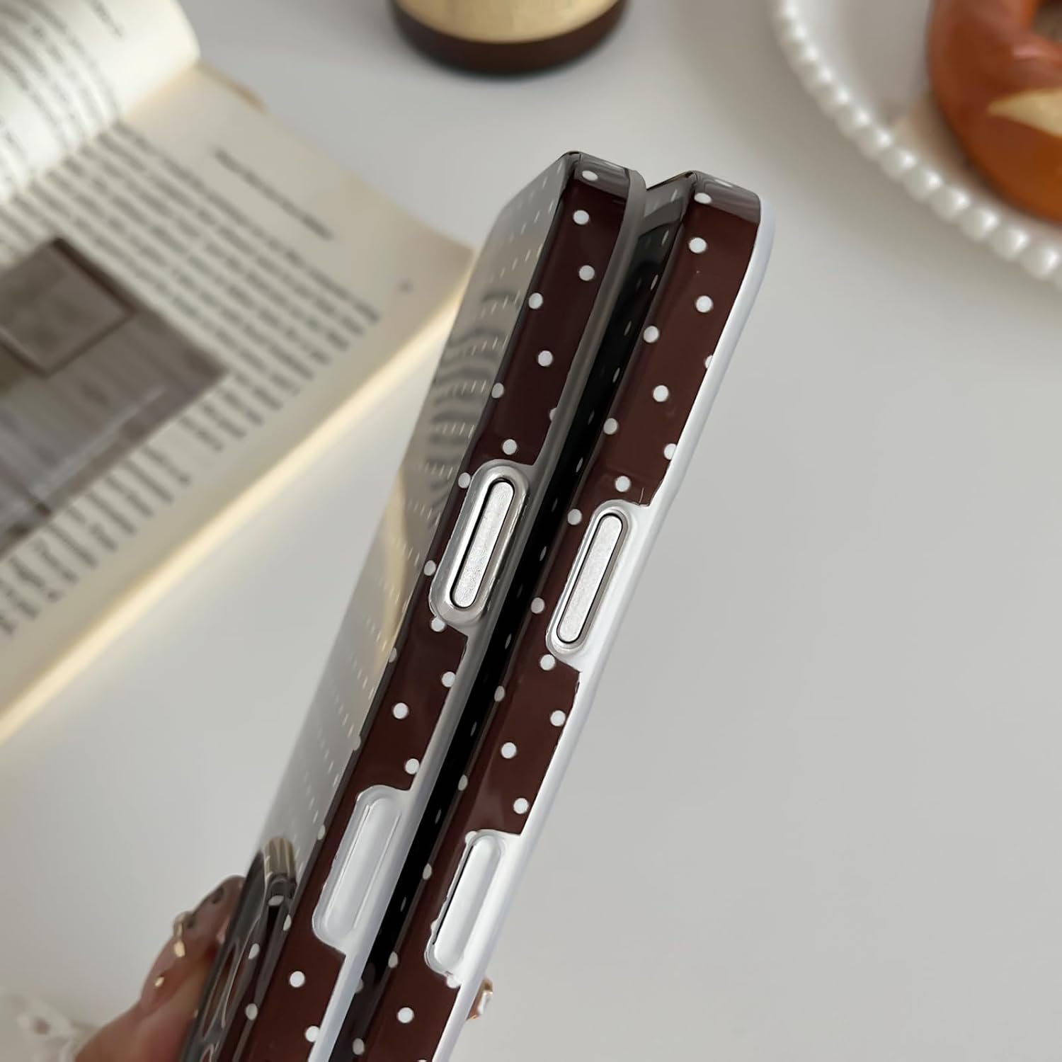 Detalle 2 de iPhone 16 Pro polka dot case